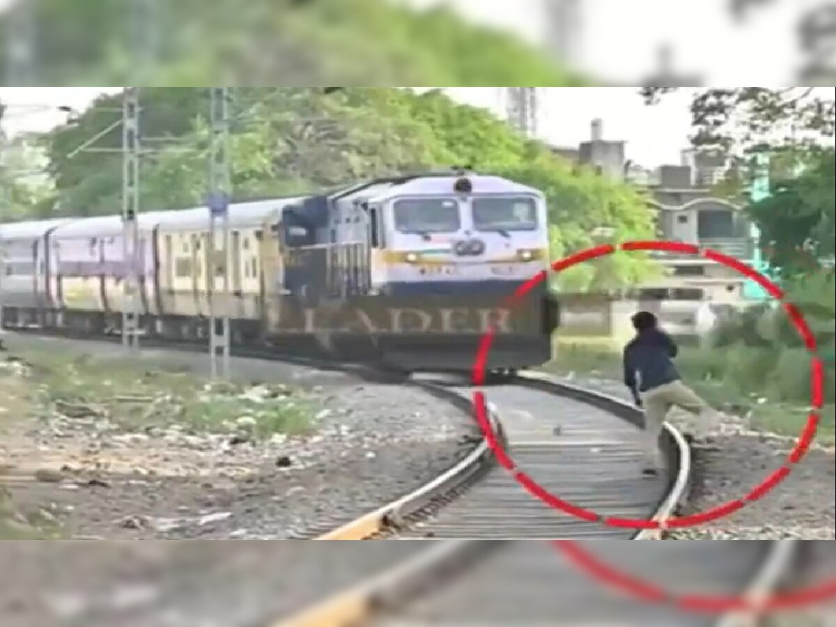 Video: चालत्या ट्रेनसमोर त्याने केलं असं की मोटरमननं गाडी थांबवून चोपला  title=