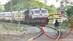 Video: चालत्या ट्रेनसमोर त्याने केलं असं की मोटरमननं गाडी थांबवून चोपला 