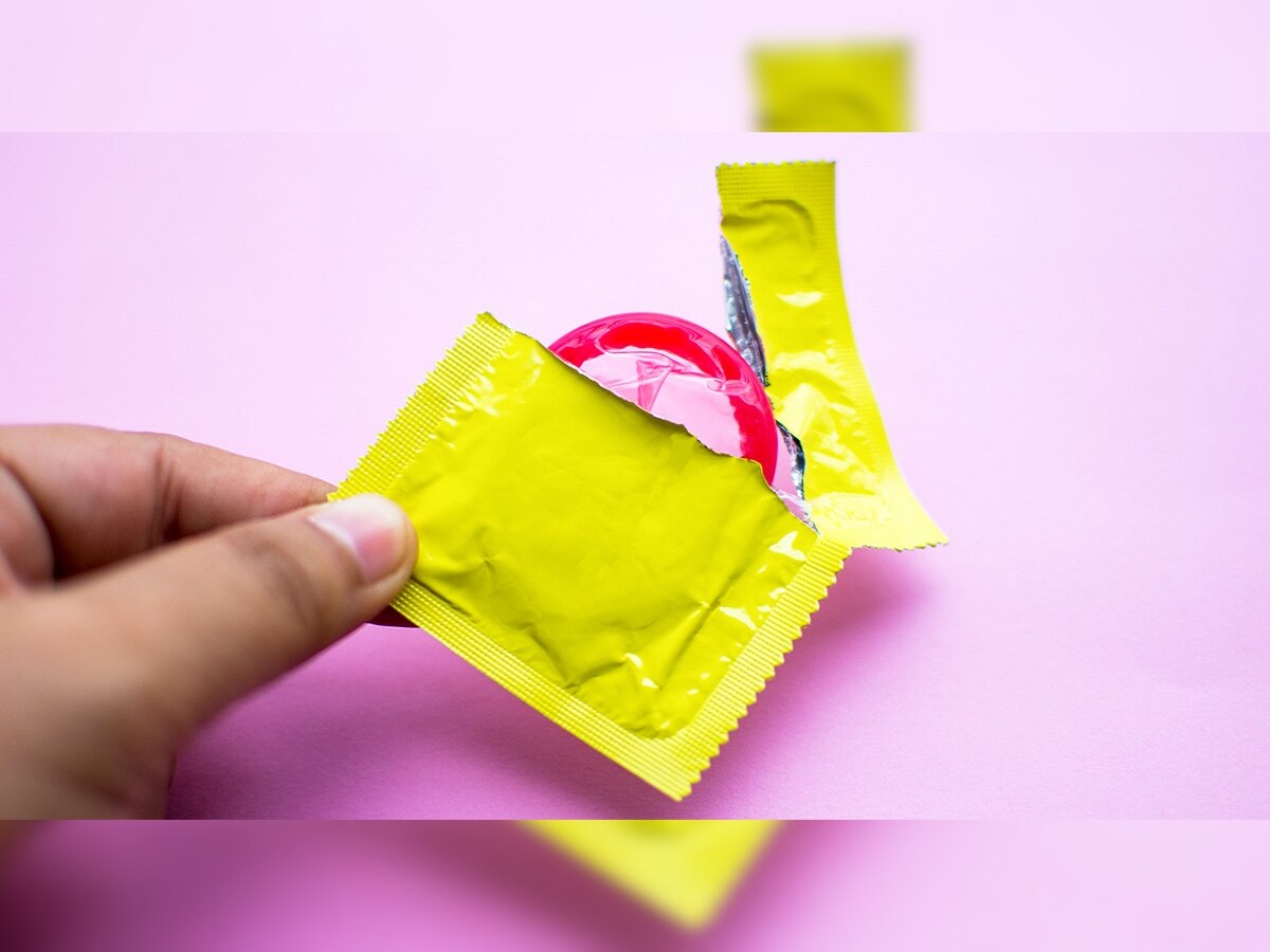Free Condom :  मेडिकलमधून फुकट कंडोम घेऊन जा; 18 ते 25 वयोगटातील तरुणांसाठी सरकारची योजना title=