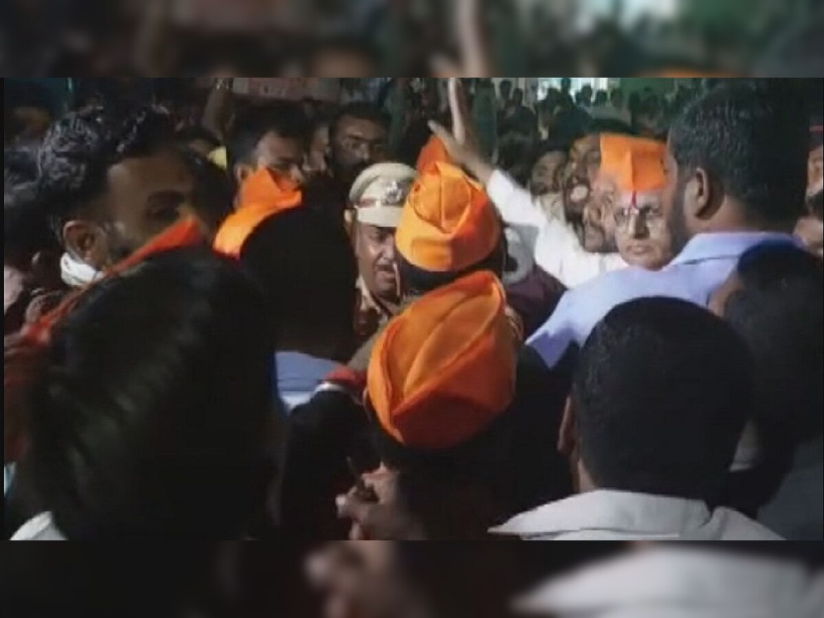 Sangli Ashta Shivaji Maharaj: छत्रपती शिवाजी महाराजांचा पुतळा रात्रीच हटवला, वादानंतर पुन्हा बसवला title=