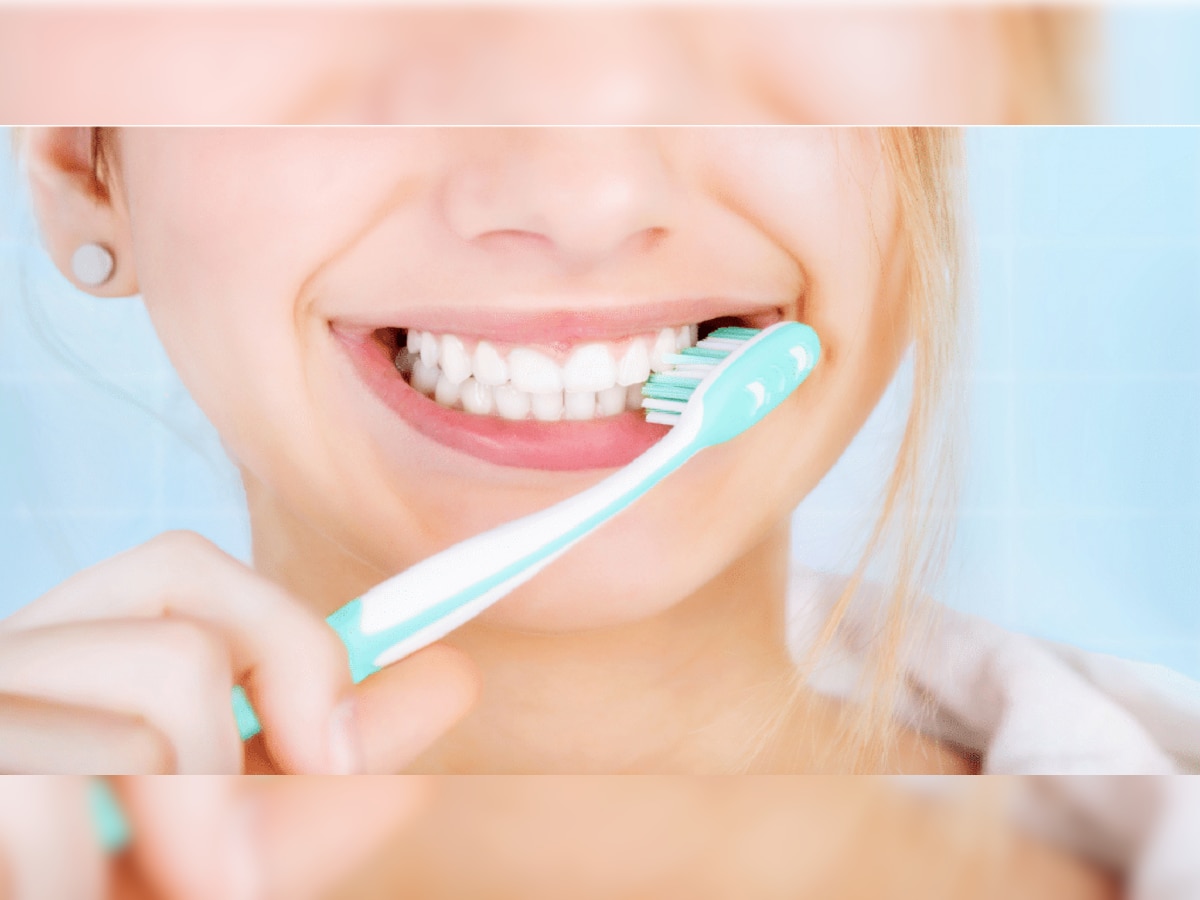 Dental Health: तुम्ही चुकीचा टूथब्रश वापरताय? दातांसाठी असा निवडा परफेक्ट ब्रश   title=