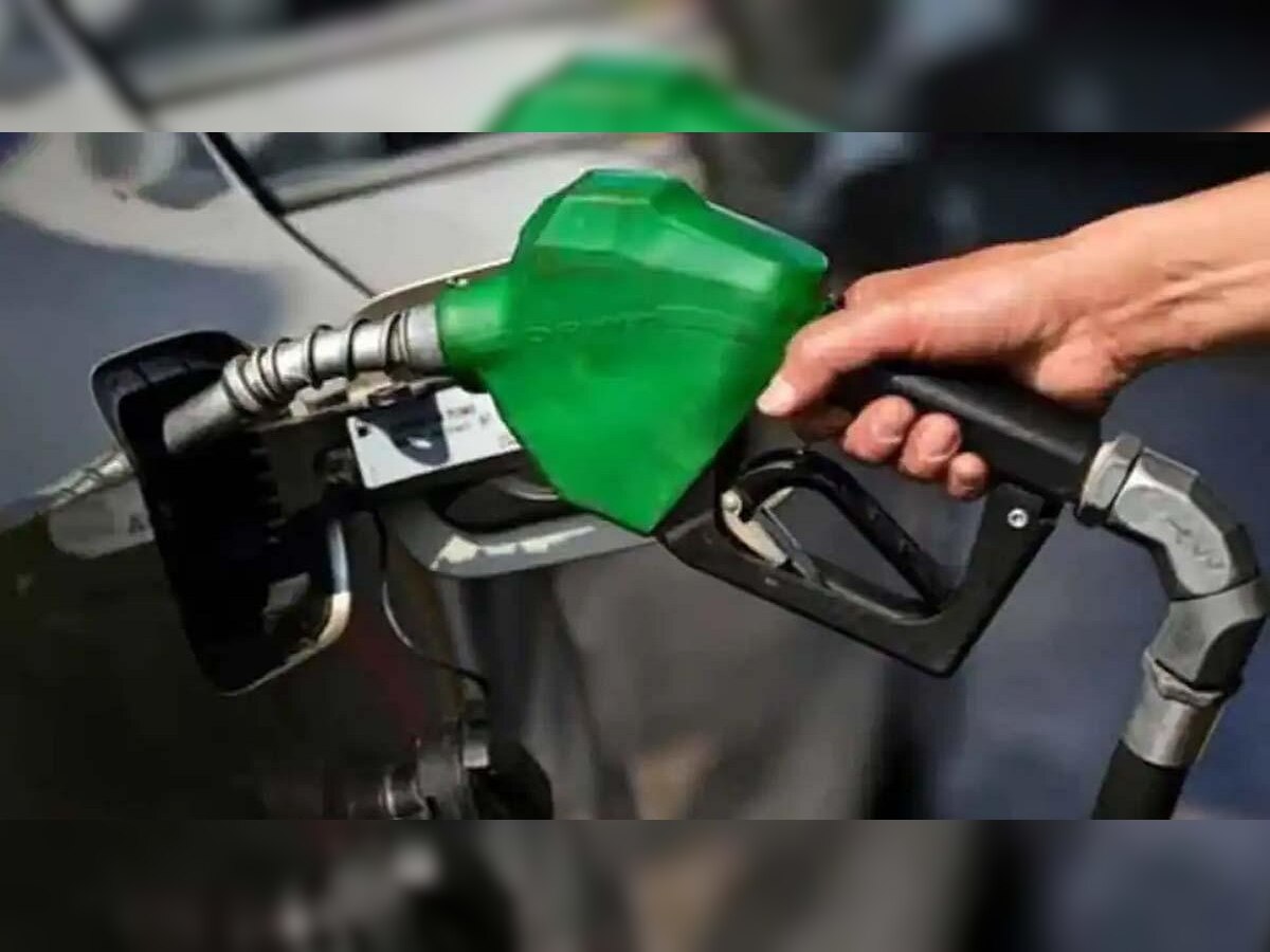 Today Petrol-Diesel Rate : महागड्या पेट्रोल-डिझेलचा झटका सर्वसामान्यांना बसणार का? जाणून घ्या आजचे दर title=
