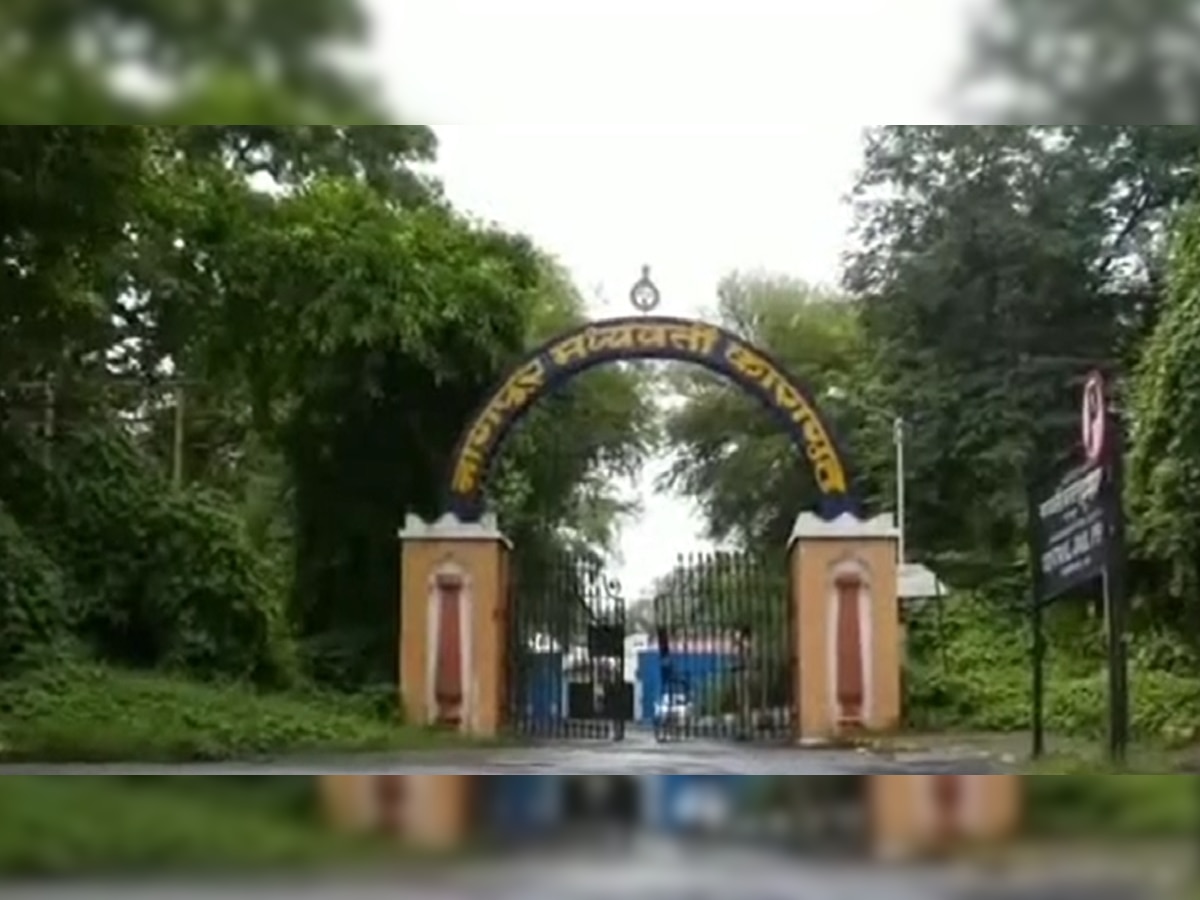 Shocking News: कैद्याच्या पार्श्वभागात सापडला मोबाईल आणि बॅटरी; झडती घेणारे पोलिस झाले शॉक title=