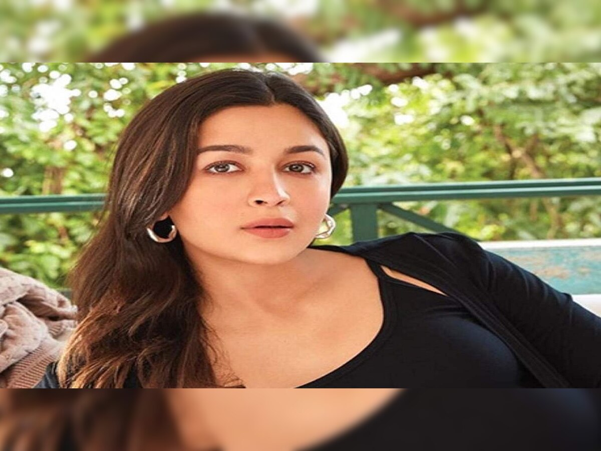 'वडा-पाव किंवा भजी लावा, पण माझ्या लेकीचा फोटो नको...', Alia Bhatt ची पापाराझींकडे मोठी मागणी title=