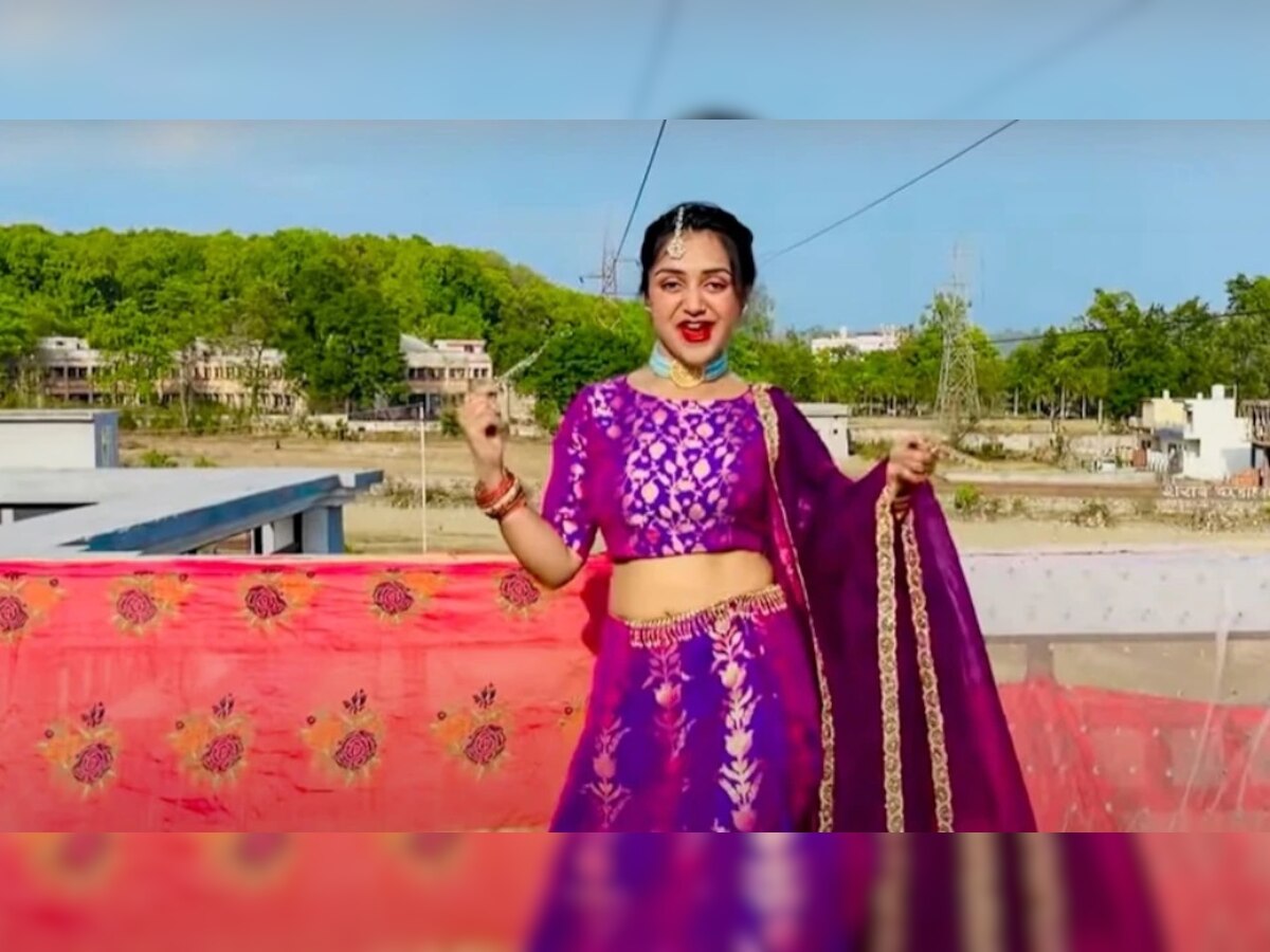 Bhabhi Dance Video : सपना चौधरीच्या डान्स स्टेपला टक्कर देतेय 'ही' Desi Bhabhi... चाहते घायाळ title=