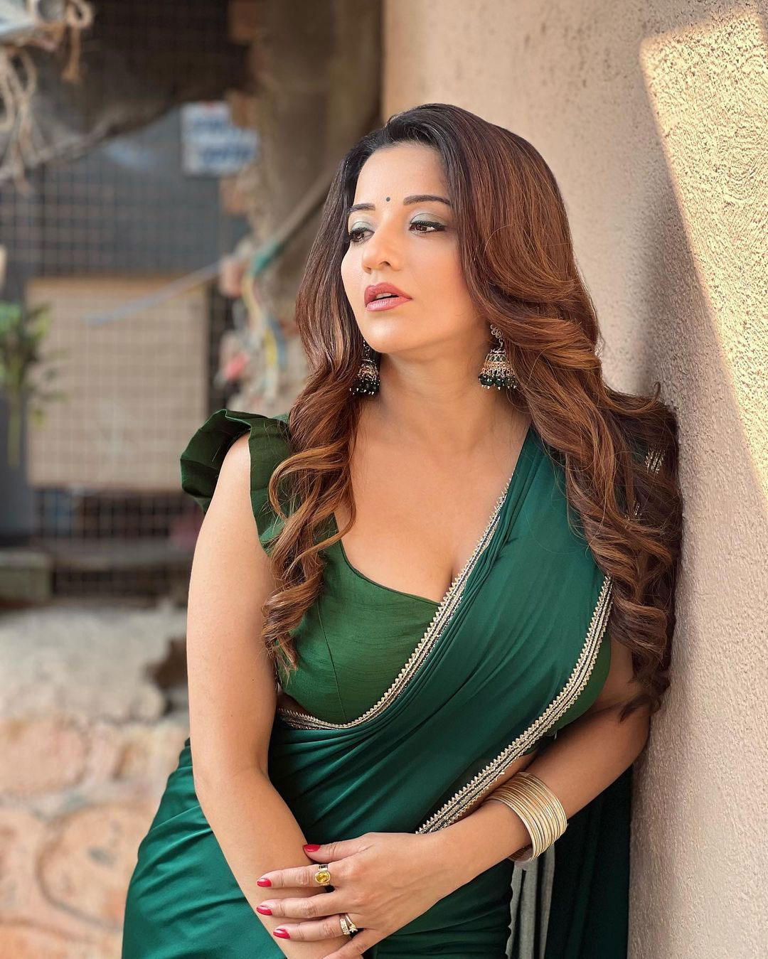 Bhojpuri actress Monalisa flaunts breast cleavage in bold photos amid pregnancy announcement 