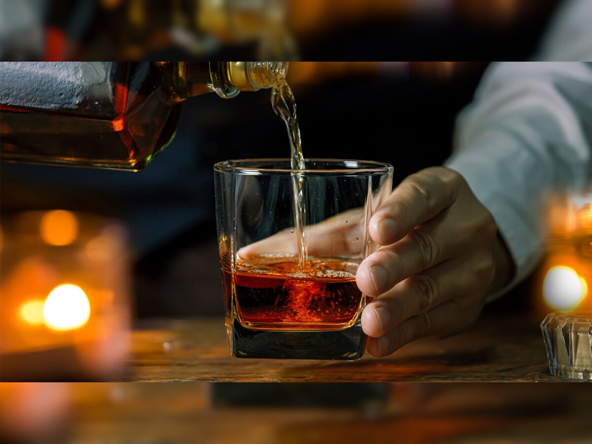 Alcohol Drinking Habits : 'थोडी दारु घेतली तर काय नाय होत' असं म्हणणाऱ्यांना WHO चा मोठा इशारा title=