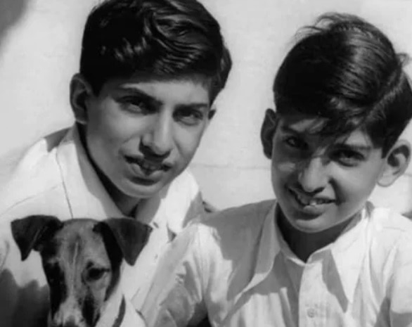 indian industrialist ratan rata shares his childhood photo with his brother in 1945 on instagram 