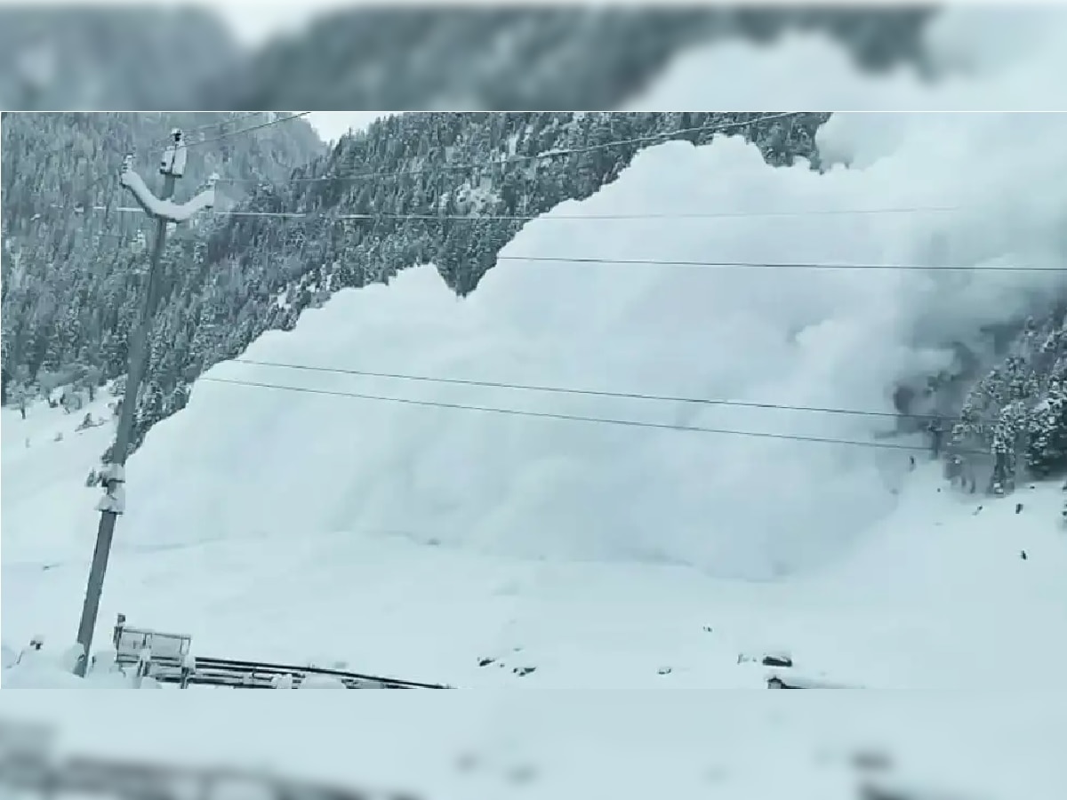 Jammu and Kashmir: जम्मू काश्मीरमध्ये तुफान हिमस्खलन; पाहा अंगावर काटा आणणारा VIDEO title=
