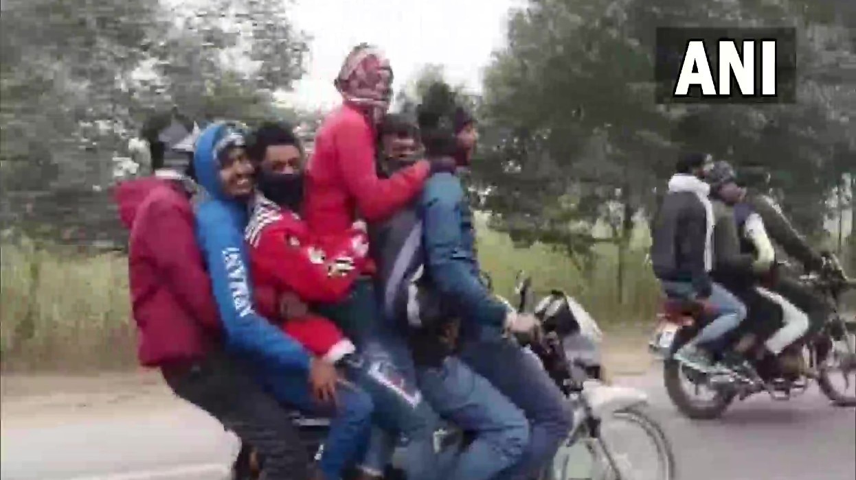 14 People Riding on 3 Bikes in Full Speed bikes seized by UP Bareilly Police