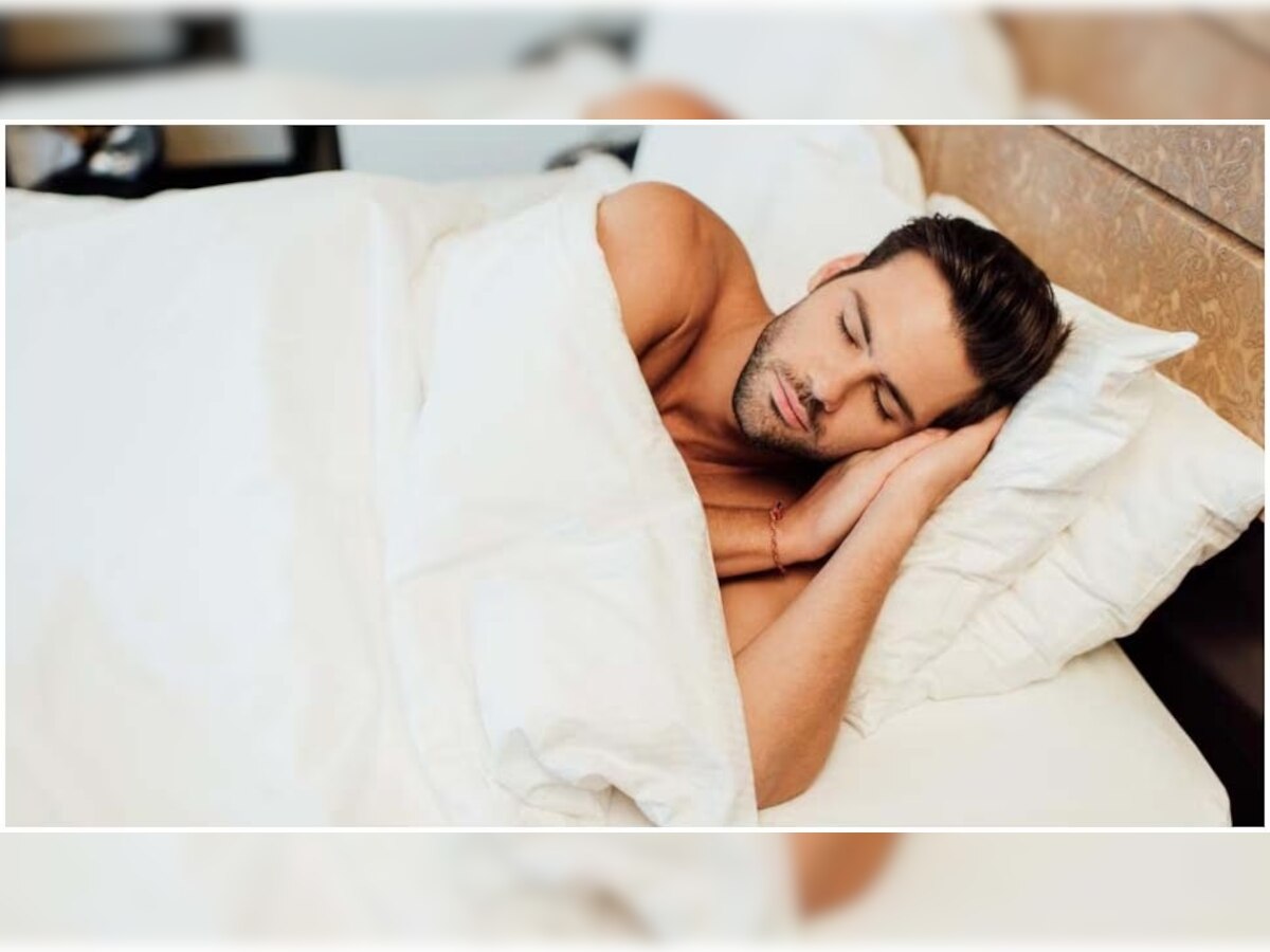 Warm Blanket: थंडीत झोपताना चुकीच्या पद्धतीनं अंगावर चादर घेताय? जाणून घ्या 'ही' सोप्पी पद्धत title=