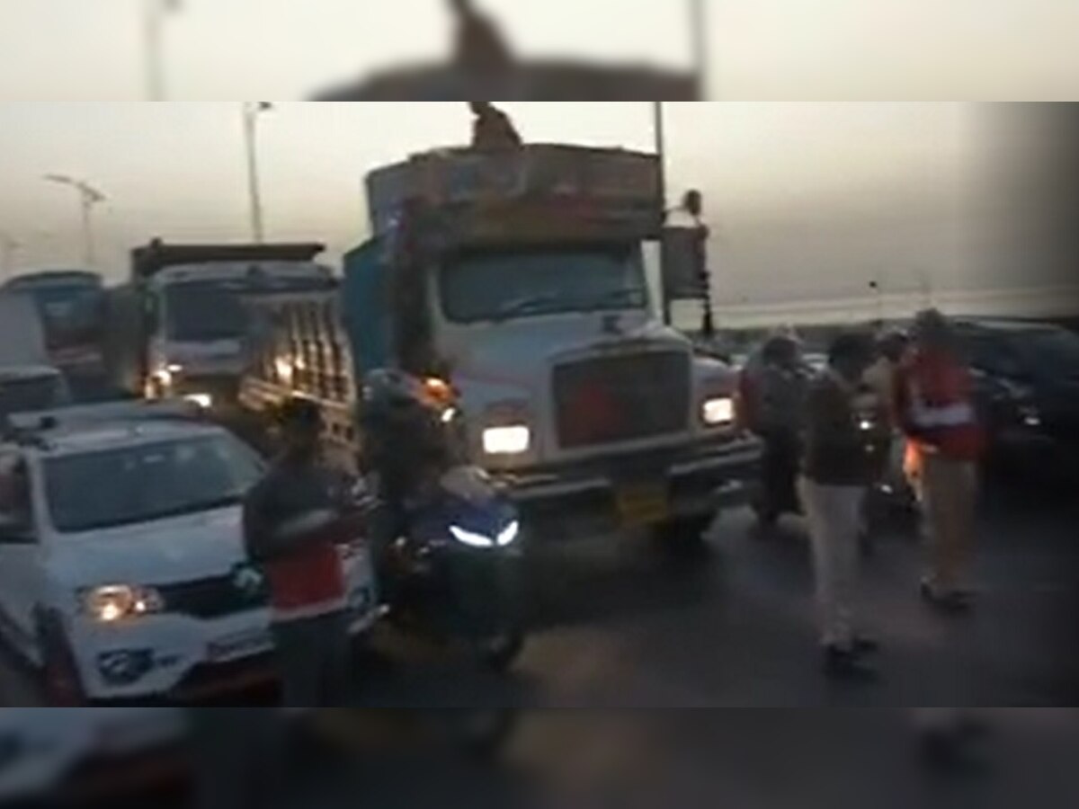 Vashi Bridge Truck Accident : वाशी पुलावरील वाहतूक बंद, 3 किमी वाहनांच्या रांगा title=