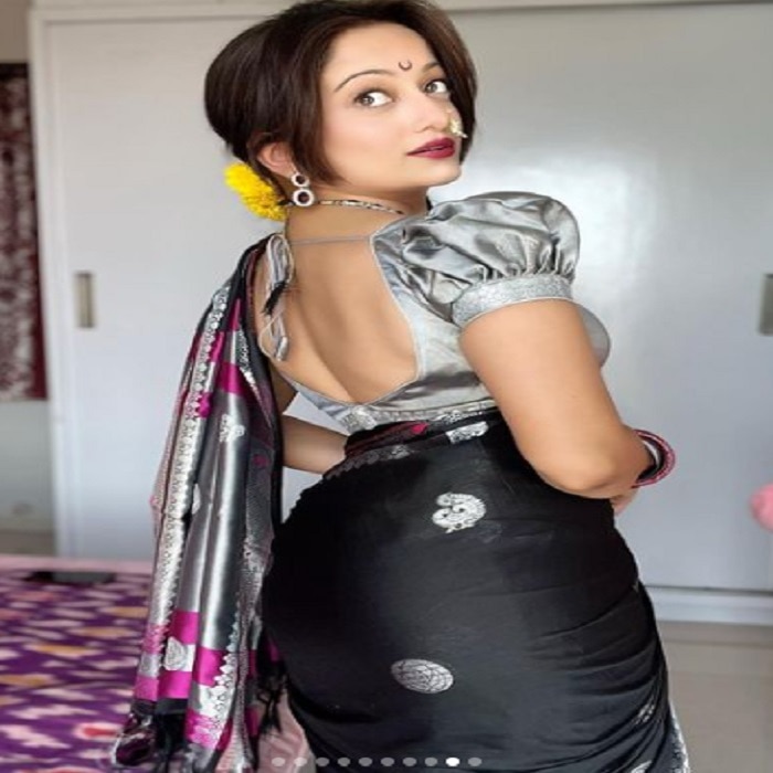 Mansi Naik Sex - Manasi Naik shares hot sensational saree photo on social media