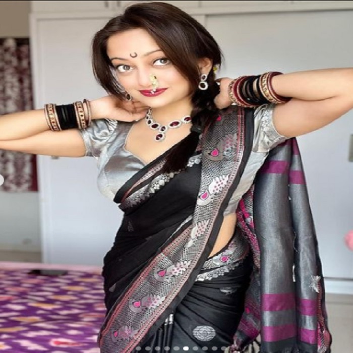 Manasi Naik shares hot sensational saree photo on social media 