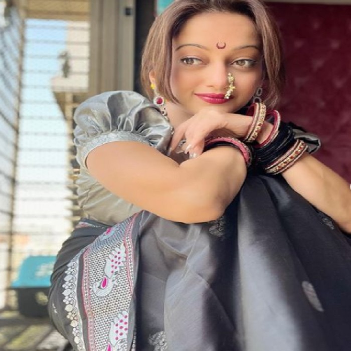 Manasi Naik shares hot sensational saree photo on social media 