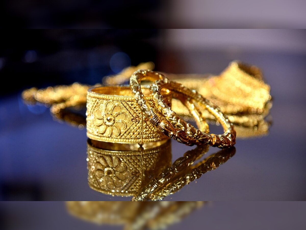 Gold Price: 28 महिन्यांचा विक्रम मोडला, सोनं झालं इतकं महाग, जाणून घ्या आजचा रेट title=