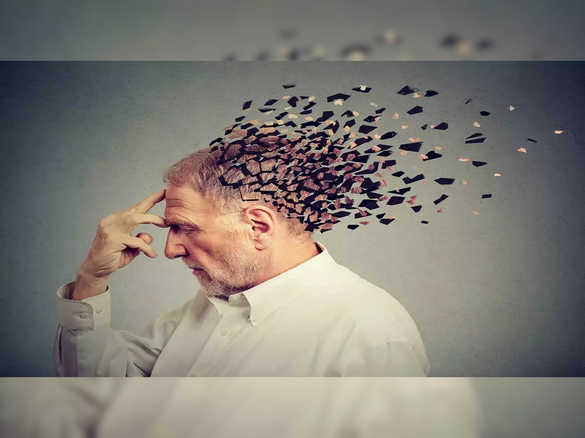Dementia Symptoms: मेंदूचा 'हा' आजार तुमची कायमची झोप उडवेल!   title=