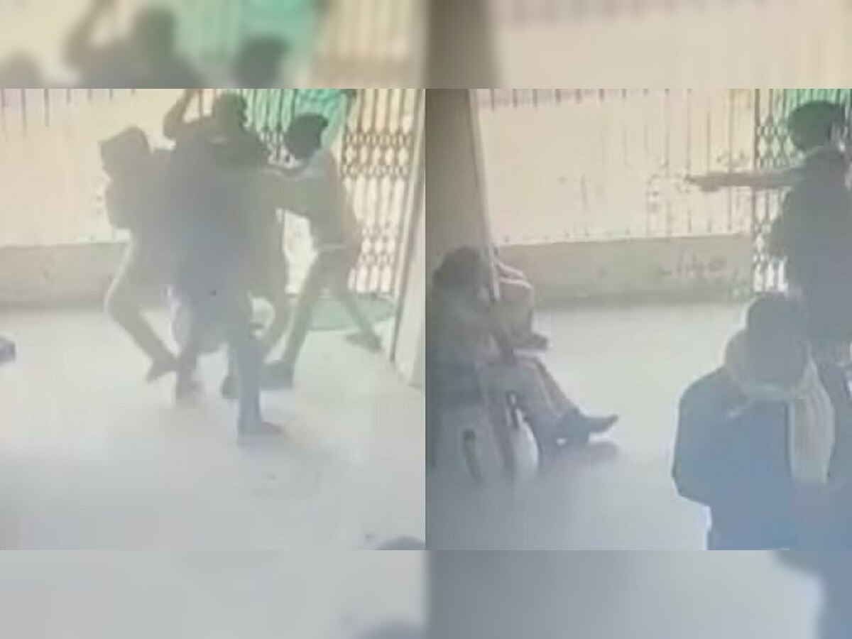 Bank Robbery Video: बँकेच्या गेटवर 'त्या' दोघी बसलेल्या असतानाच शस्त्र घेऊन दरोडेखोर घुसले, त्यानंतर...; व्हिडीओ व्हायरल title=