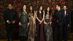 Anant Ambani Engagement: राधिका मर्चंटच्या आईनं वेधलं सगळ्यांचं लक्ष... सासूबाईंपेक्षा सुंदर आईचे सौंदर्य