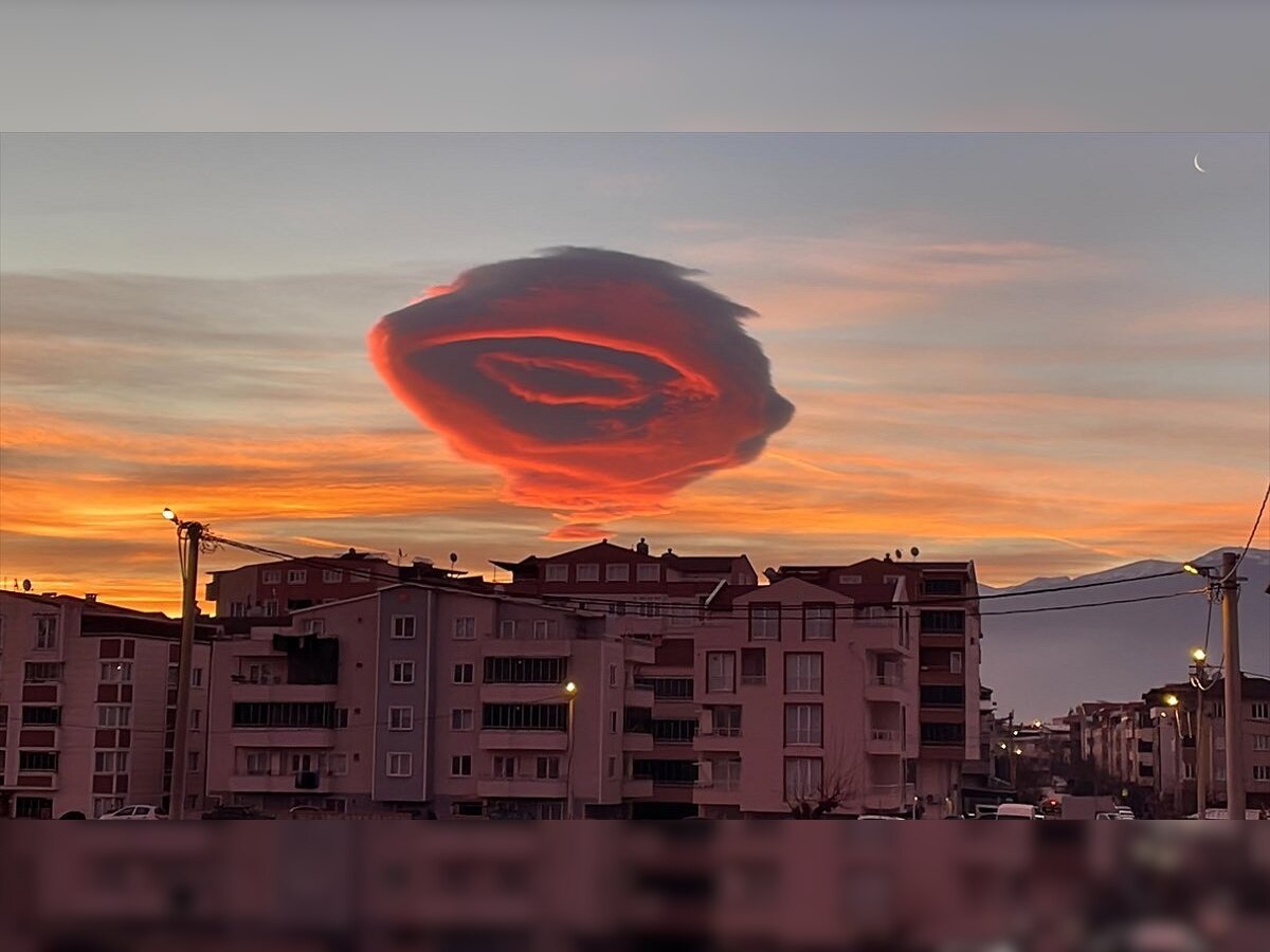 VIDEO: आकाशात दिसलं लाल रंगाचं UFO? व्हिडीओमुळे गूढ वाढलं title=