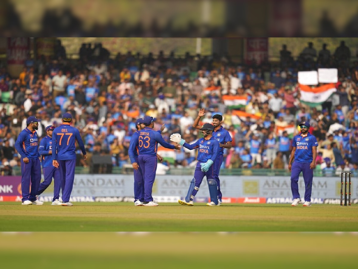 IND vs NZ: टीम इंडियाच्या भेदक गोलंदाजीसमोर किवी दाणादाण; जिंकण्यासाठी इतक्या धावांचं आव्हान title=