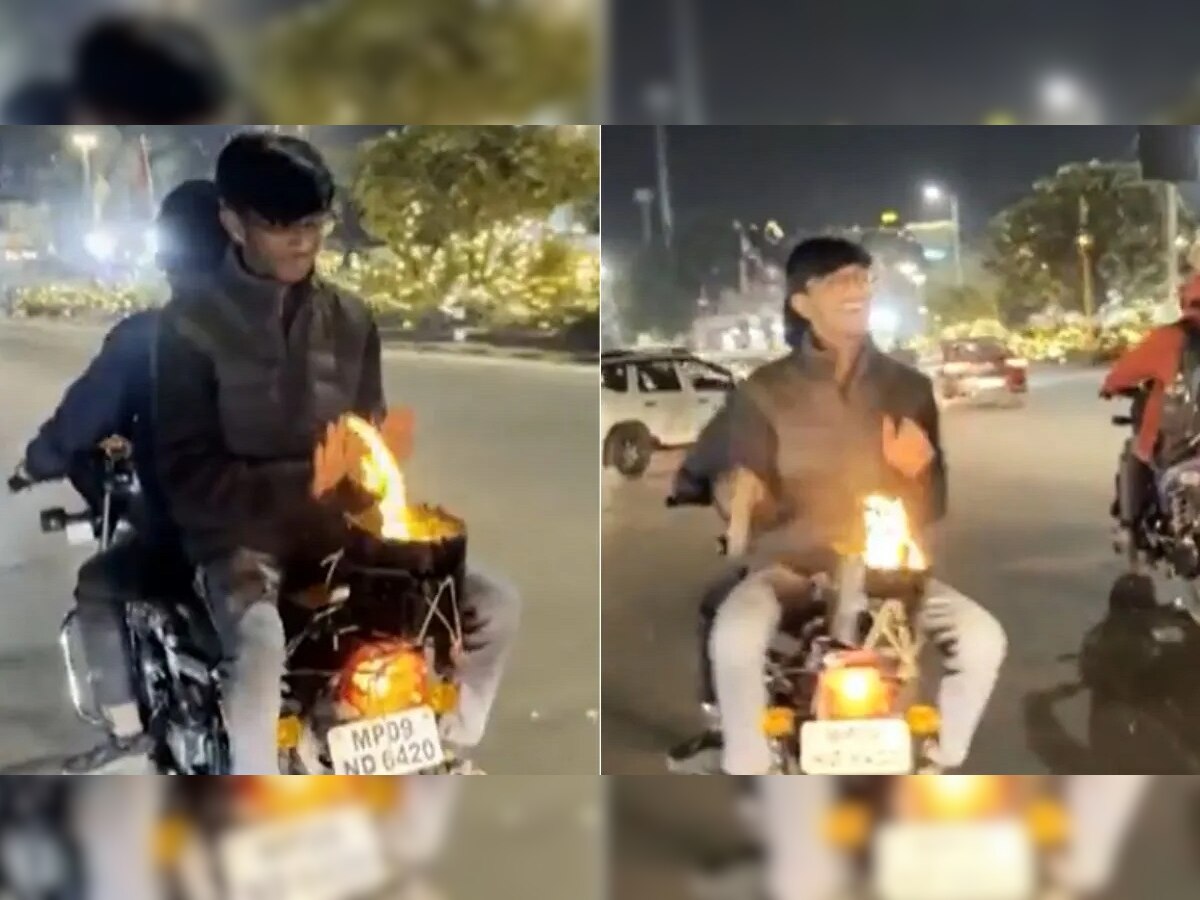 Viral Video : थंडीपासून बचावासाठी तरूणाने चालत्या बाईकवर लावली आग, पाहा VIDEO title=