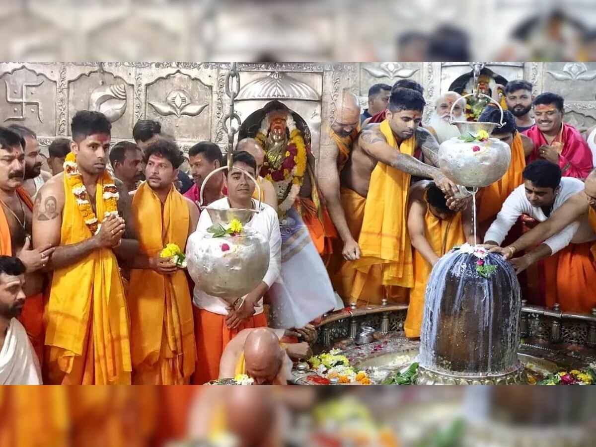 Team India In Mahakaleshwar Temple: भारतीय संघ महाकालेश्वरच्या चरणी; घातलं 'हे' साकडं title=