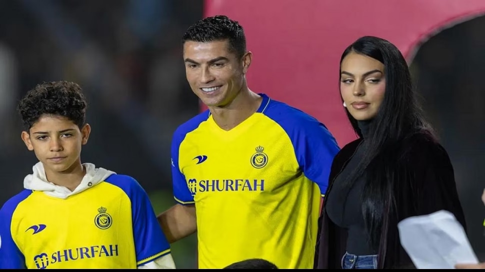 star footballer Christiano ronaldo girlfriend Georgina Rodriguez Covers Head see photos 