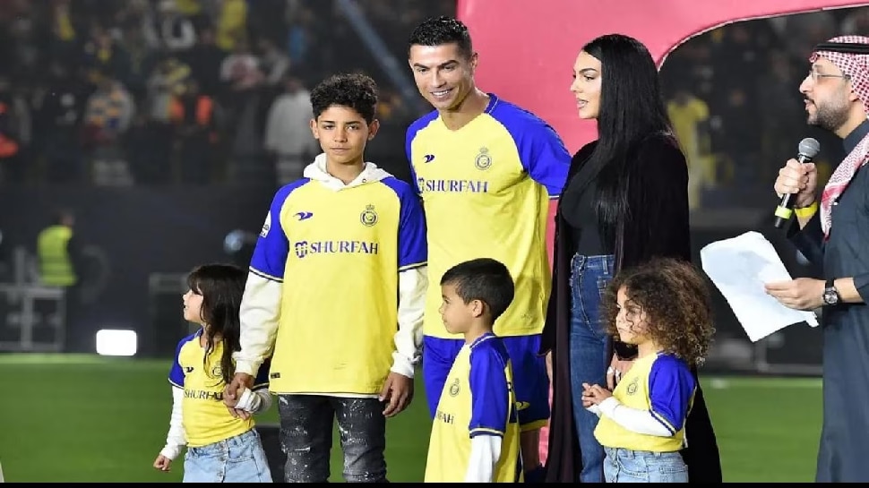 star footballer Christiano ronaldo girlfriend Georgina Rodriguez Covers Head see photos 