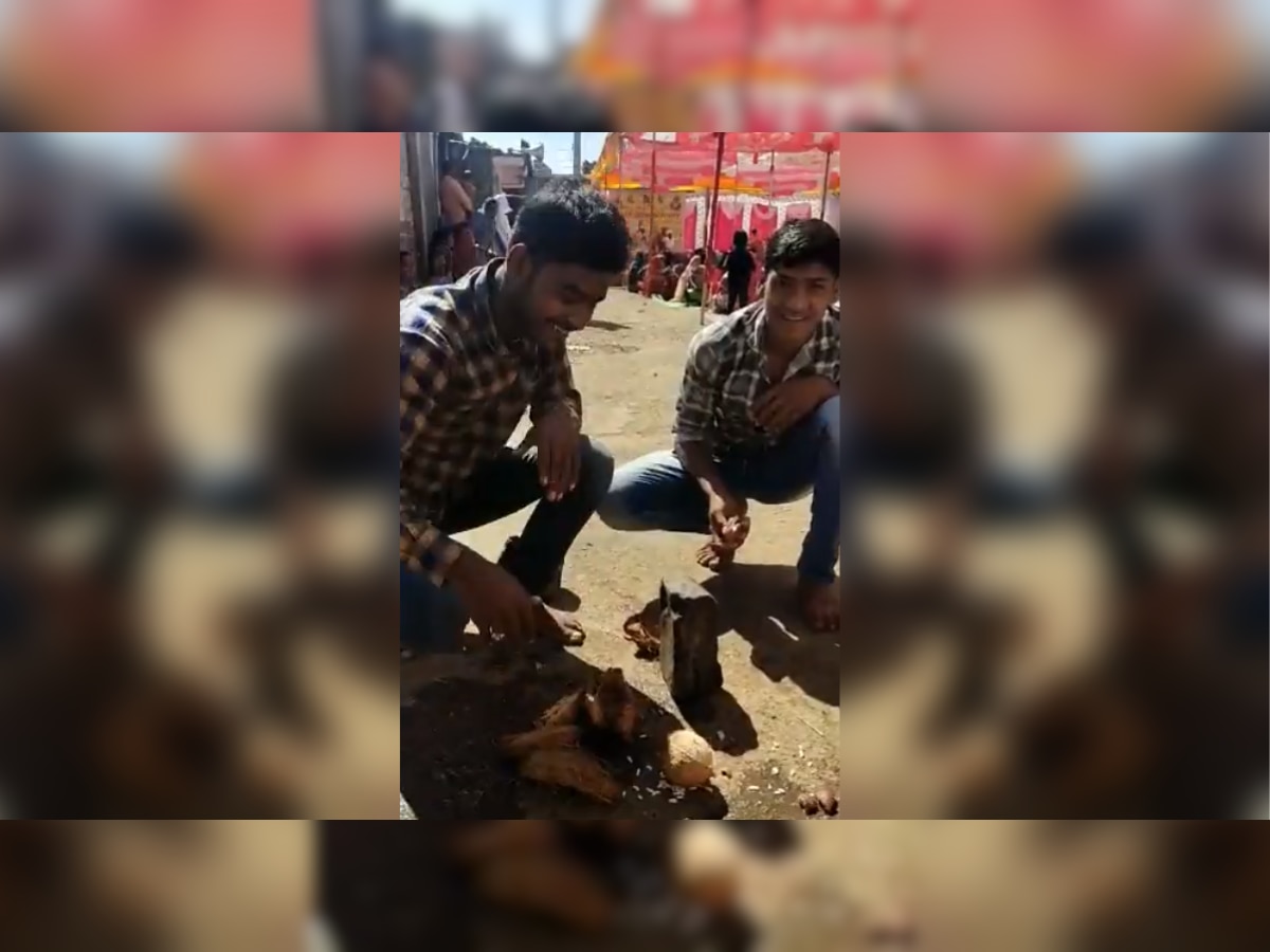 Video Viral : कीर्तन चालू असताना गावातल्या पोरांनी नारळासोबत जे केलं ते पाहून डोक्याला लावाल हात title=