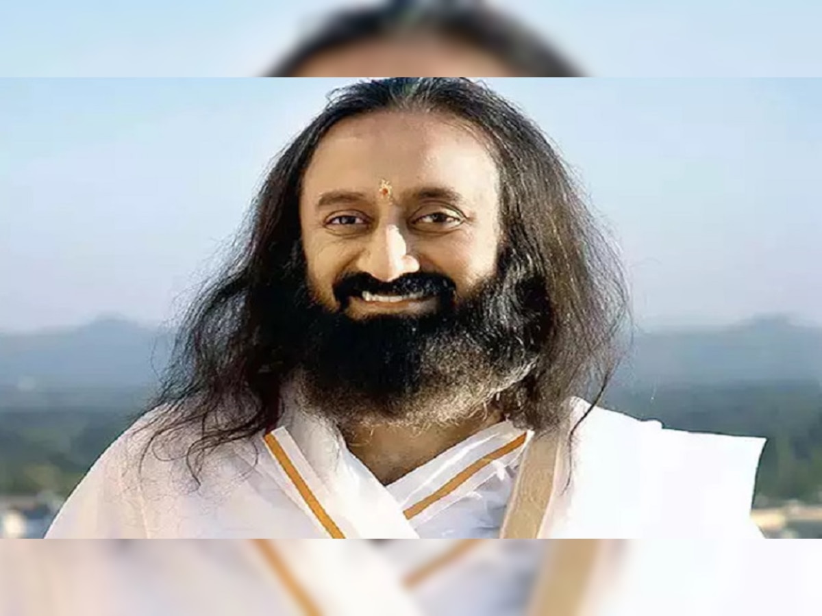 Sri Sri Ravi Shankar : श्री श्री रविशंकर यांच्या हेलिकॉप्टरचे इमर्जन्सी लँडिंग title=