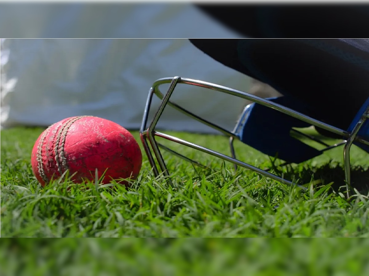 Cricketer Death Video : क्रिकेट सामना सुरु असताना आयुष्याची मॅच हरला! बॉलिंग करताना तरुणाचा मृत्यू title=