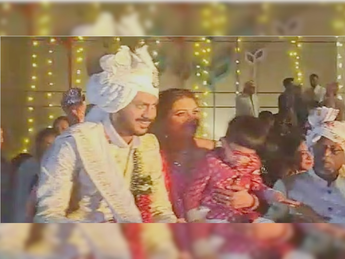 Axar Patel Wedding: अक्षर पटेल-मेहा अडकले लग्नबंधनात, धुमधडाक्यात निघाली वरात... पाहा Video title=