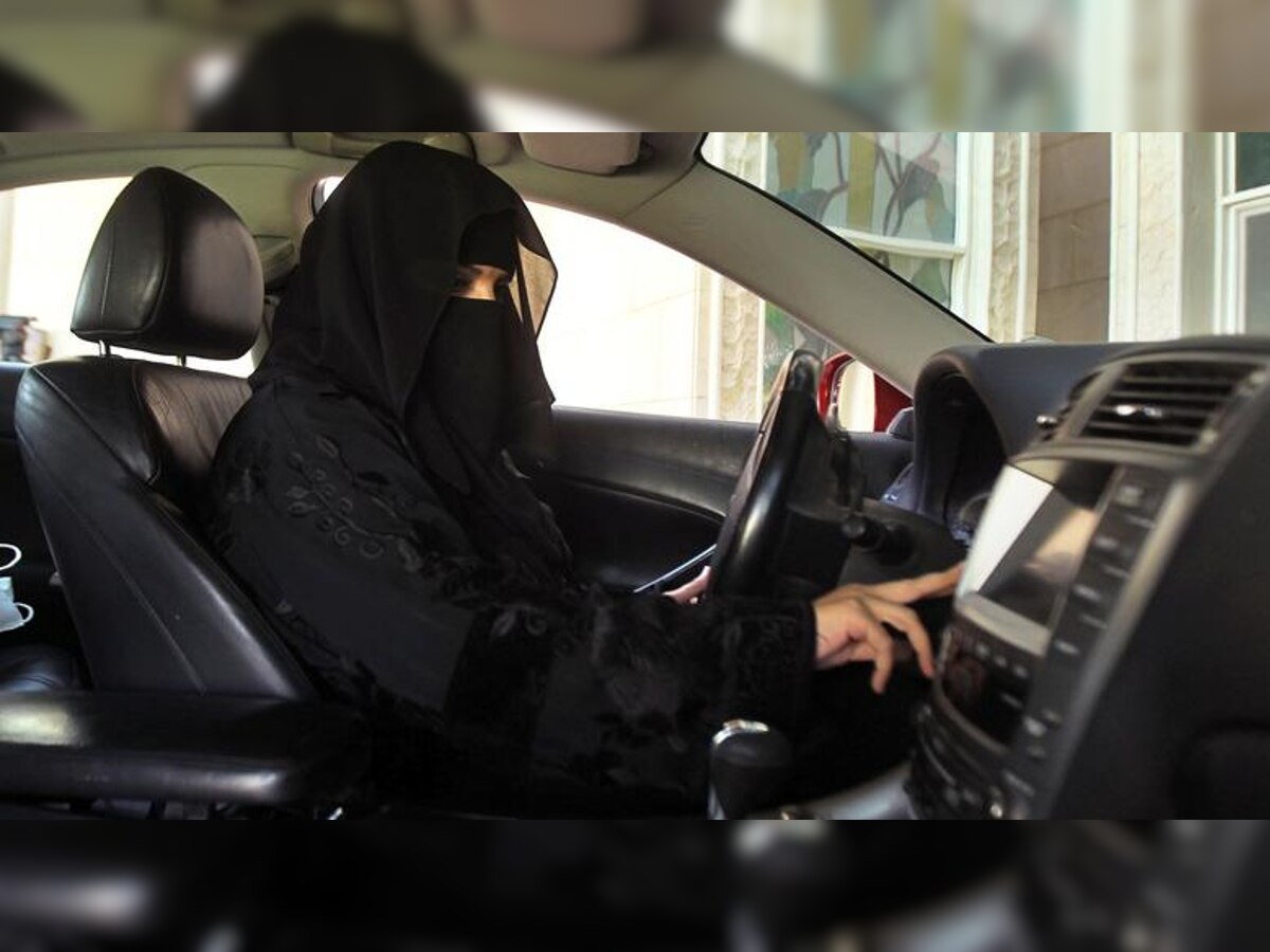 Beggar Owns Car: 'ती' Luxury कारमधून यायची आणि मशिदींसमोर भीक मागायची; असं फुटलं बिंग title=