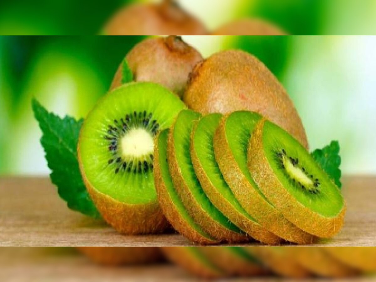 Kiwi फळ हे Vitamin चा एक चांगला स्रोत, त्याचे 'हे' आश्चर्यकारक फायदे जाणून घ्या title=