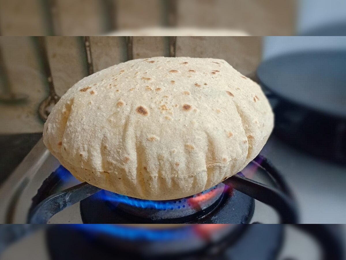 Chapati Cooking Hacks: थंड झाल्यावरही पोळी राहील मऊ आणि ताजी...लुसलुशीत पोळीसाठी 'या' टिप्स वापराचं.  title=