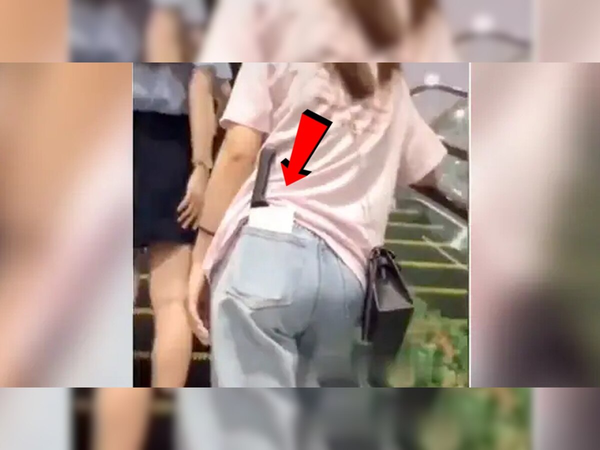 Girl With Knife In Jeans Pocket: मॉलमध्ये जीन्सच्या पाकिटात सुरा घेऊन फिरत होती मुलगी; Video झाला Viral title=