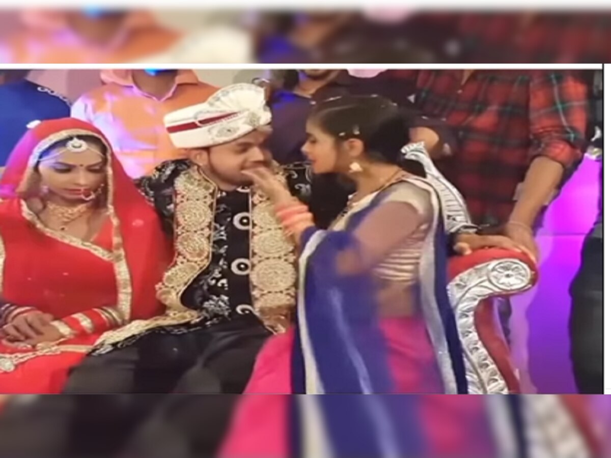 Viral Video :  नवरदेवाचा कहर, लग्नमंडपात नवरीसमोर दुसऱ्या तरुणीला केली Kiss... title=