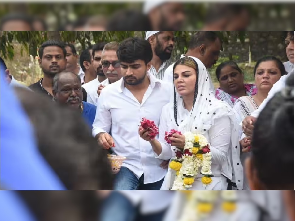 Rakhi Sawant : डोळ्यातील पाणी पुसत  गाणं गाऊन राखीने दिला आईला शेवटचा निरोप; ख्रिचन पद्धतीने झाले अत्यंसंस्कार title=