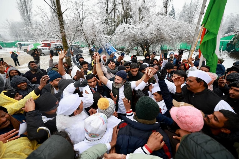 Bharat Jodo Yatra : Watch Photo of Rahul Gandhi and Priyanka Gandhi Enjoy Snowfall in Kashmir Remember Childhood