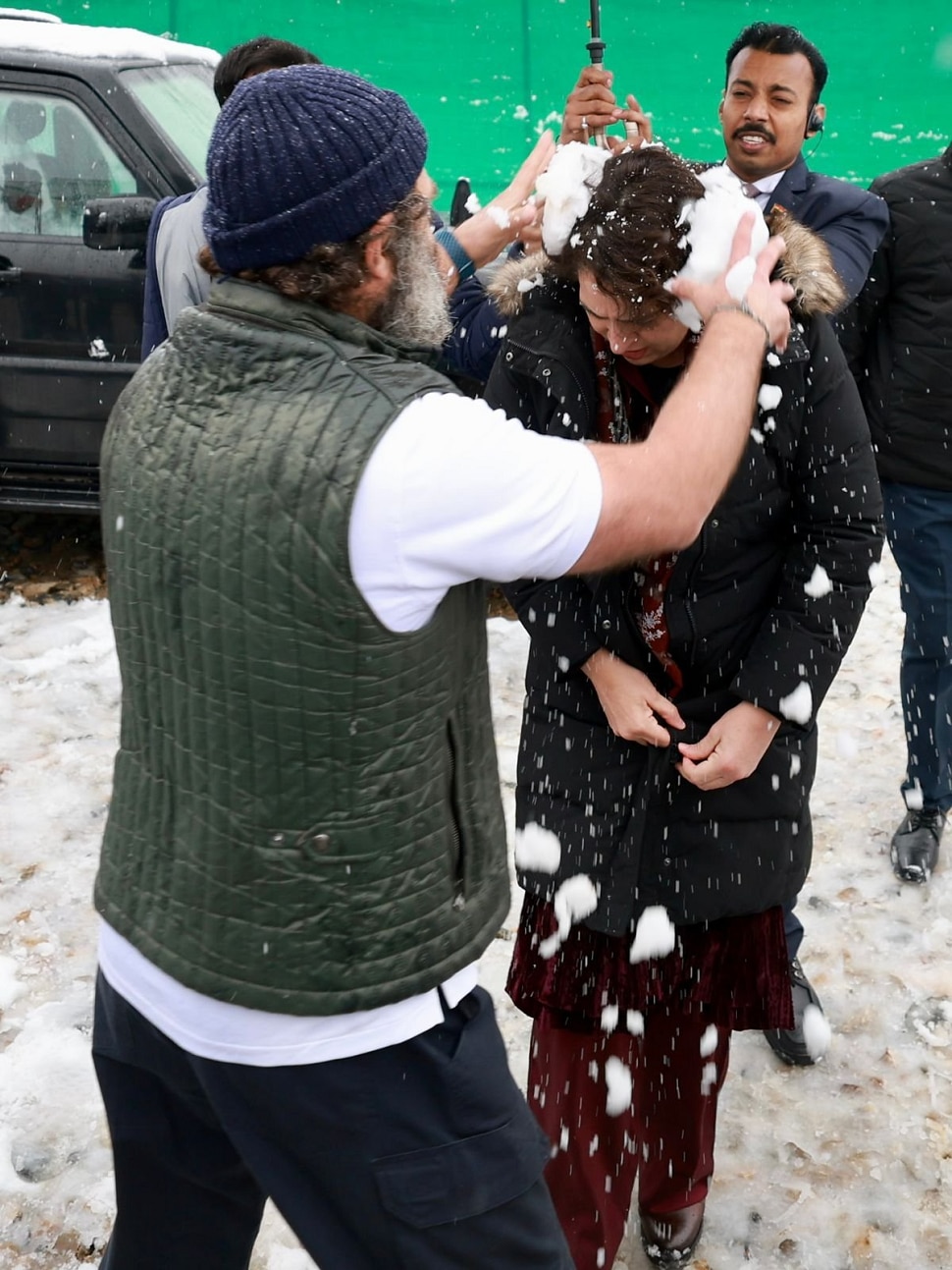 Bharat Jodo Yatra : Watch Photo of Rahul Gandhi and Priyanka Gandhi Enjoy Snowfall in Kashmir Remember Childhood