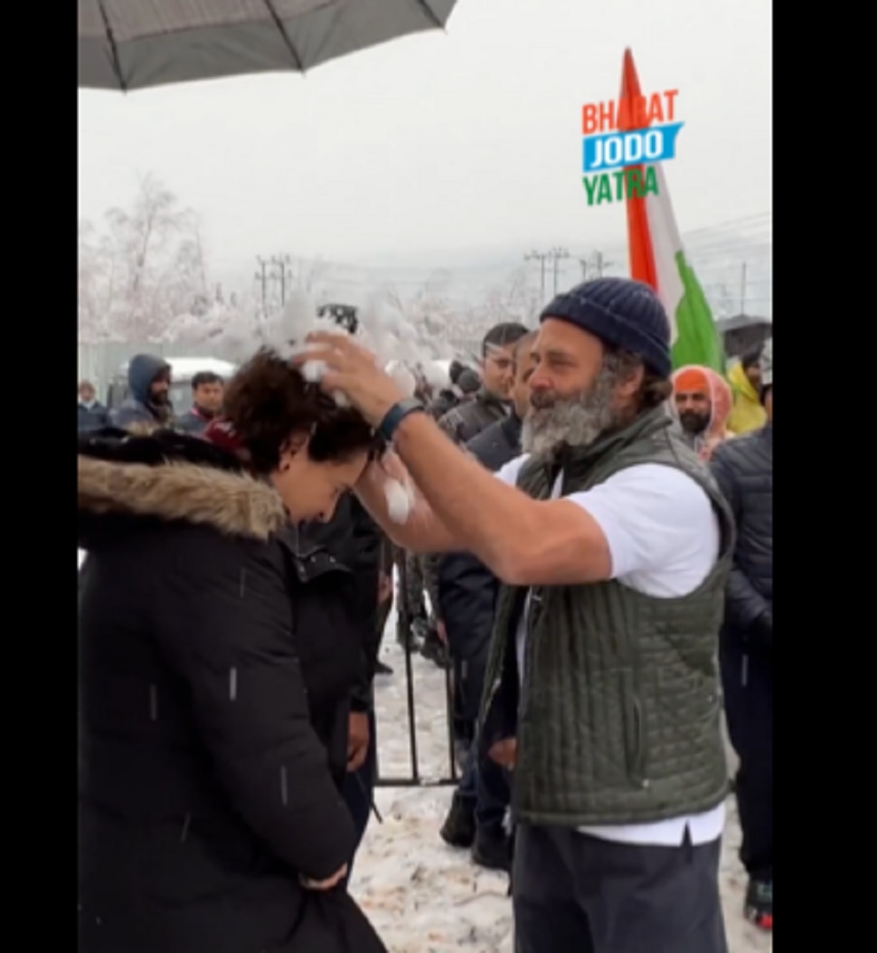 Bharat Jodo Yatra : Watch Photo of Rahul Gandhi and Priyanka Gandhi Enjoy Snowfall in Kashmir Remember Childhood