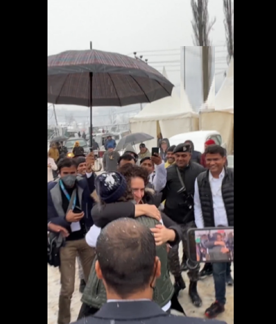 Bharat Jodo Yatra : Watch Photo of Rahul Gandhi and Priyanka Gandhi Enjoy Snowfall in Kashmir Remember Childhood