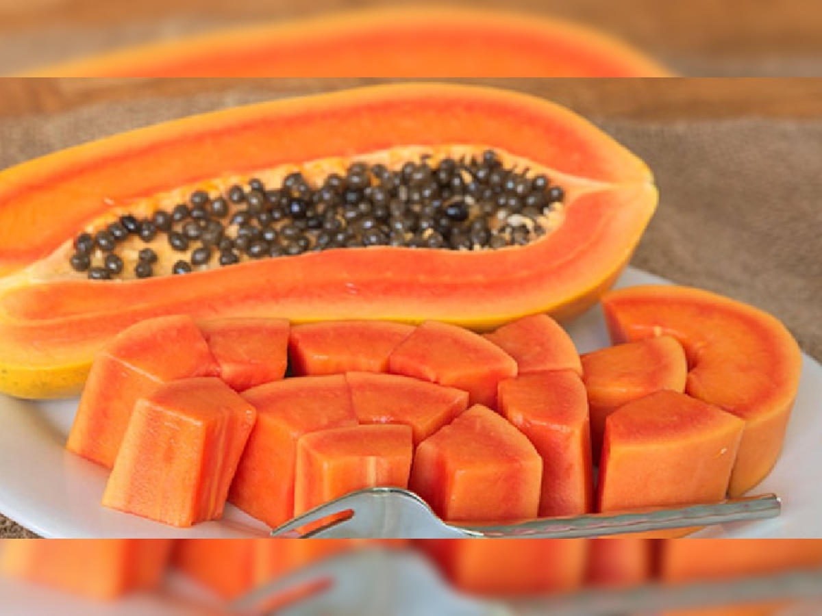 Papaya Fruit: थंडीत पपई खाण्याचे 'हे' आहेत खूप फायदे, आरोग्य राहिल ठणठणीत title=