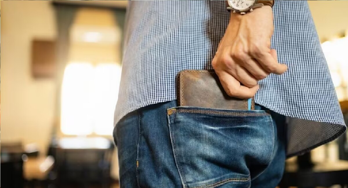 Fat Wallet Side Effects पँटच्या मागच्या खिशात पैशांचं पाकिट ठेवताय