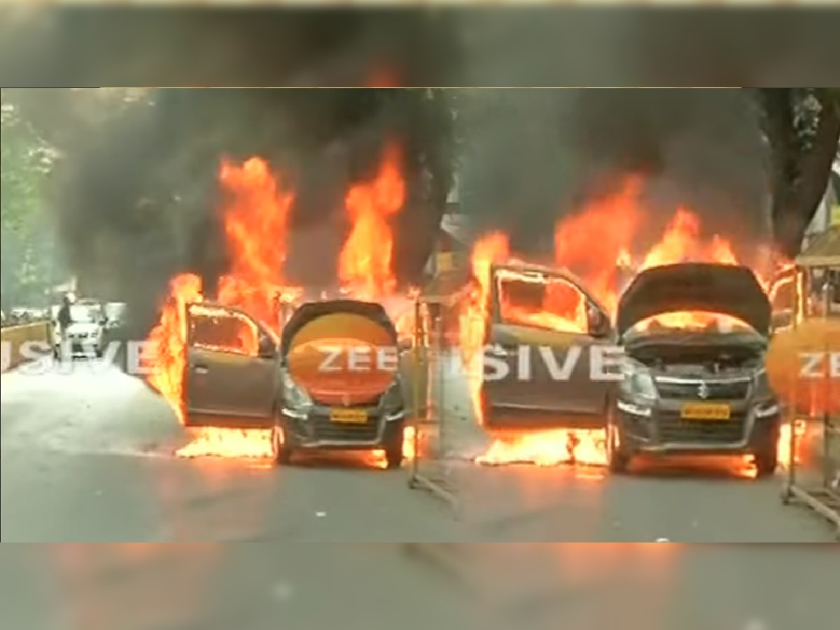 Shivsena Bhavan Car Fire: शिवसेना भवनासमोर बर्निंग कारचा थरार title=