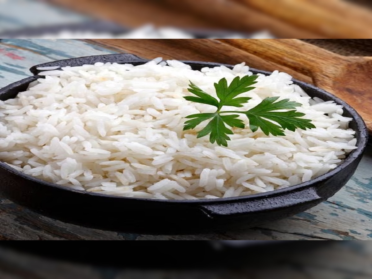 Cooking Tips : घरी हॉटेलसारखा मोकळा भात का होत नाही ? या पद्धतीने भात शिजवून पहा बरं... title=