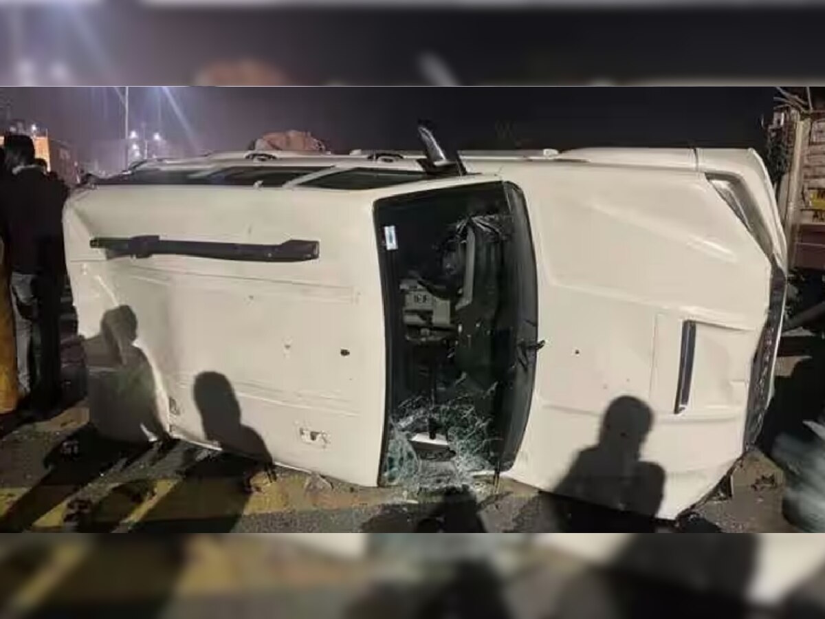 Road Accident: ताजमहाल बघून परत येताना SUV पलटली; भाजपा पदाधिकाऱ्याच्या कुटुंबातील 7 जणांचा मृत्यू title=