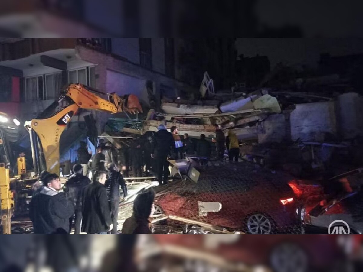 Earthquake In Turkey: 7.4 रिश्टर स्केल भूकंपाने तुर्की हादरलं, 200 हून अधिक इमारती कोसळल्या, 53 ठार title=