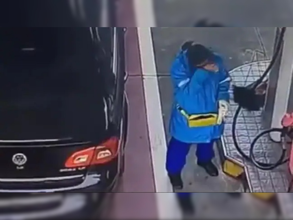 Viral Video : पैशांचा माज! मर्सिडिज मालकाचं महिलेसोबत वाईट वर्तन, पाहा VIDEO title=